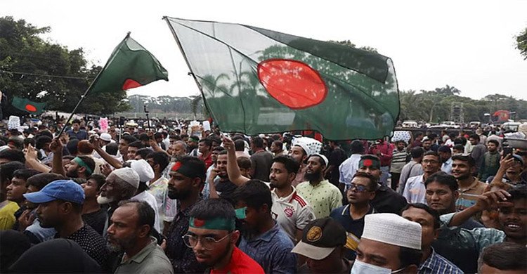 বৃষ্টি উপেক্ষা করে মানিক মিয়া এভিনিউয়ে জনতার ঢল